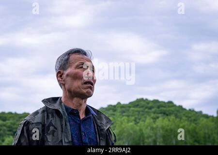 210606 -- YICHUN, 6. Juni 2021 -- Zhang Yingshan kontrolliert Bäume, die er in einer Waldfarm gepflanzt hat, die vom Forstbüro Wumahe in der Stadt Yichun, nordöstliche Provinz Heilongjiang, am 3. Juni 2021 verwaltet wird. Sein ganzes Leben lang hat Zhang Yingshan, 65, seit über 45 Jahren mit Bäumen gearbeitet. Nach dem Schritt seines Vaters wurde Zhang 1975 Forstarbeiter im Forstbüro Wumahe. Neun Jahre später eröffnete er die erste familiengeführte Waldfarm des Büros und pflanzte jedes Jahr 30 Hektar Bäume. Von 1981 bis 2011 pflanzten Zhang und seine Frau Yan Yuping rund eine Million Bäume auf dem Bergrücken des Le Stockfoto