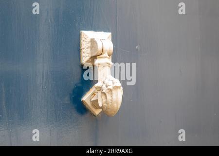 Alter Eisenring silberner Klopfwein auf altem Holz Retro blaue Tür zum Klopfen auf der Fassade klassisches europa Haus Weinberg Stockfoto