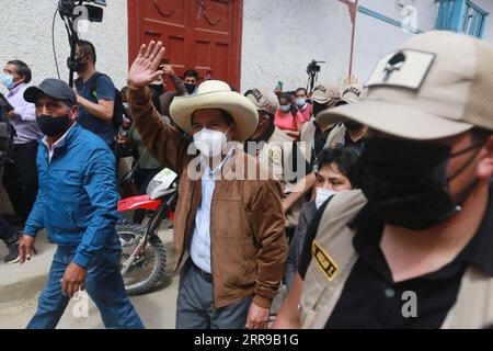 Präsidentschaftswahl in Peru 210607 -- LIMA, 7. Juni 2021 -- peruanischer Präsidentschaftskandidat Pedro Castillo C, der seine Anhänger mit einer Gesichtsmaske anzieht, nachdem er am 6. Juni 2021 in einem Wahlzentrum in Tacabamba, Peru, seine Stimme abgegeben hat. Peru eröffnete am Sonntagmorgen mehr als 12.000 Wahllokale für die zweite Runde der Präsidentschaftswahlen. Insgesamt sind 25.287.954 Peruaner wahlberechtigt, die entscheiden werden, ob Keiko Fujimori oder Pedro Castillo für den Zeitraum 2021 bis 2026 der Präsidentschaft beitreten werden. Via Xinhua PERU-2. RUNDE-PRÄSIDENTENWAHL ELELCTIONS Andina PUBLIC Stockfoto