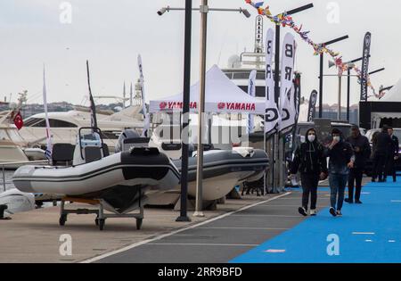 210607 -- ISTANBUL, 7. Juni 2021 -- Leute besuchen eine Bootsmesse in Istanbul, Türkei, am 3. Juni 2021. Vertreter des türkischen Sektors gaben an, dass das Interesse an Bootsfahrten zunimmt, während die Yachtindustrie des Landes während der COVID-19-Pandemie einen Anstieg bei Umsatz und Produktion verzeichnet hat. Foto von /Xinhua TO GO WITH Roundup: Yachtverkäufe der Türkei boomen unter Pandemie TÜRKEI-ISTANBUL-YACHTVERKÄUFE-ANSTIEG OsmanxOrsal PUBLICATIONxNOTxINxCHN Stockfoto