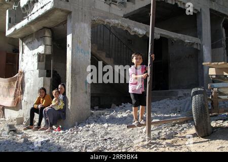 210608 -- GAZA, 8. Juni 2021 -- Palästinenser werden in einem Haus gesehen, das während des 11-tägigen Konflikts zwischen Israel und von der Hamas geführten militanten Gruppen in der Stadt Beit Hanoun im nördlichen Gazastreifen am 7. Juni 2021 zerstört wurde. Foto von /Xinhua MIDEAST-GAZA-BEIT HANOUN-DESTROYED BUILDINGS RizekxAbdeljawad PUBLICATIONxNOTxINxCHN Stockfoto