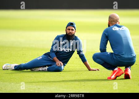 Der Engländer Adil Rashid (links) und Moeen Ali während einer Netzsitzung in Sophia Gardens, Cardiff. Bilddatum: Donnerstag, 7. September 2023. Stockfoto