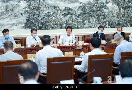 210608 -- PEKING, 8. Juni 2021 -- Li Zhanshu, Vorsitzender des Ständigen Ausschusses des Nationalen Volkskongresses (NPC), schließt sich den Gesetzgebern in den Gruppendiskussionen an, um Gesetze einschließlich Gesetzesentwürfen über den Freihandelshafen Hainan zu beraten, Stempelsteuer und Ablehnung ausländischer Sanktionen sowie Entwurf einer Änderung des Gesetzes über die Sicherheit am Arbeitsplatz während der 29. Sitzung des 13. Ständigen Ausschusses des NPC am 8. Juni 2021. CHINA-BEIJING-LI ZHANSHU-NPC-GRUPPENDISKUSSION CN LIXTAO PUBLICATIONXNOTXINXCHN Stockfoto