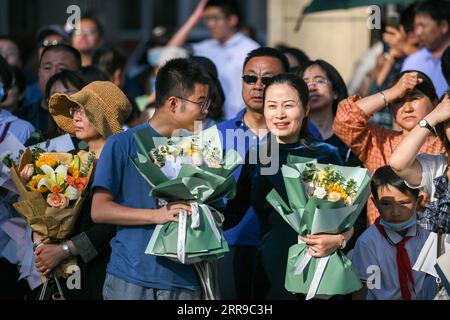 210608 -- HOHHOT, 8. Juni 2021 -- Eltern warten vor einem Prüfungsort an einer High School in Hohhot, Nordchinas Autonome Region Innere Mongolei, 8. Juni 2021. Chinas jährliche Hochschulzulassungsprüfung wurde am Dienstag in einigen Teilen des Landes abgeschlossen. Die Prüfung, besser bekannt als der Gaokao, gilt als der anstrengendste Test der Welt. In diesem Jahr meldeten sich 10,78 Millionen Kandidaten an. CHINA-COLLEGE ENTRANCE EXAMENSABSCHLUSS CN BEIXHE PUBLICATIONXNOTXINXCHN Stockfoto