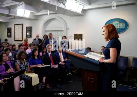 210608 -- WASHINGTON, 8. Juni 2021 -- Pressesprecher des Weißen Hauses Jen Psaki 1st R spricht während eines Pressebriefings im Weißen Haus in Washington, D.C., USA, am 8. Juni 2021. Während die Vereinigten Staaten ihr einheimisches Impfprogramm weiter vorantreiben, fühlen sich die Amerikaner in Übersee, die US-Steuern zahlen müssen, von ihrer eigenen Regierung zurückgelassen, berichtete die Washington Post am Montag. Wir haben in der Vergangenheit keine private Gesundheitsfürsorge für Amerikaner, die in Übersee leben, bereitgestellt, so dass dies unsere Politik bleibt, wurde der Pressesprecher des Weißen Hauses, Jen Psaki, in dem Bericht zitiert. Pho Stockfoto