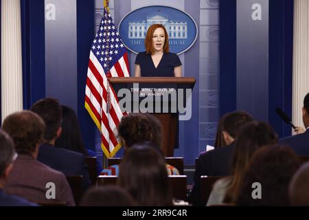210608 -- WASHINGTON, 8. Juni 2021 -- Pressesprecher des Weißen Hauses Jen Psaki Rear spricht während eines Pressebriefings im Weißen Haus in Washington, D.C., USA, am 8. Juni 2021. Während die Vereinigten Staaten ihr einheimisches Impfprogramm weiter vorantreiben, fühlen sich die Amerikaner in Übersee, die US-Steuern zahlen müssen, von ihrer eigenen Regierung zurückgelassen, berichtete die Washington Post am Montag. Wir haben in der Vergangenheit keine private Gesundheitsfürsorge für Amerikaner, die in Übersee leben, bereitgestellt, so dass dies unsere Politik bleibt, wurde der Pressesprecher des Weißen Hauses, Jen Psaki, in dem Bericht zitiert. Phot Stockfoto