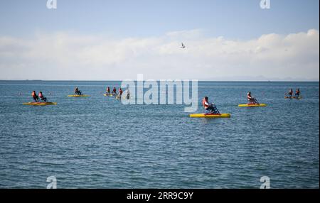 210609 -- XINING, 9. Juni 2021 -- Touristen genießen sich am Erlangjian Scenic Spot des Qinghai Lake in Nordwestchina Qinghai Province, 4. Juni 2021. Der Qinghai-See liegt im nordöstlichen Teil des Qinghai-Tibet-Plateaus und ist der Schlüssel zur Erhaltung des ökologischen Gleichgewichts in Westchina. Es ist auch ein natürliches Hindernis für die Kontrolle der Ausbreitung der Wüstenbildung nach Osten und die Gewährleistung der Sicherheit landwirtschaftlicher Gebiete in Ostchina. In den letzten Jahren hat die chinesische Regierung verschiedene ökologische Projekte im Qinghai-Seebecken durchgeführt und in Ruhe bemerkenswerte Ergebnisse erzielt Stockfoto