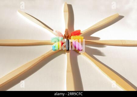 Mehrfarbige Bambuszahnbürste auf weißem Hintergrund, umweltfreundlich, natürlich Stockfoto