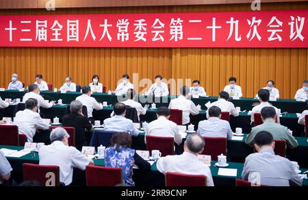 210609 -- PEKING, 9. Juni 2021 -- Li Zhanshu, Vorsitzender des Ständigen Ausschusses des Nationalen Volkskongresses NPC, hält eine Rede bei einer gemeinsamen Untersuchung eines Berichts über die Entwicklung eines modernen umfassenden Transportsystems in der Großen Halle des Volkes in Peking, der Hauptstadt Chinas, am 9. Juni 2021. CHINA-BEIJING-LI ZHANSHU-NPC-GEMEINSAME UNTERSUCHUNG CN LIXTAO PUBLICATIONXNOTXINXCHN Stockfoto