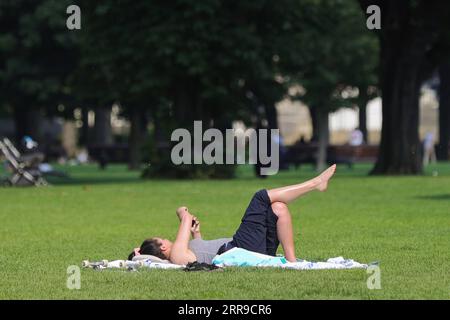 210609 -- BRÜSSEL, 9. Juni 2021 -- Eine Frau ruht am 9. Juni 2021 in einem Park in Brüssel, Belgien. Der Sommerplan Belgiens ist am Mittwoch in Kraft getreten. Das Gastgewerbe darf von 5.00 Uhr bis 23.30 Uhr wieder Innenbereiche öffnen. Der Beratende Ausschuss in Belgien hat am 4. Juni neue Reiseregeln und Entspannungspläne vereinbart, um den Menschen die sichere Reise für ihren Sommerurlaub zu ermöglichen. BELGIEN-BRÜSSEL-COVID-19-SOMMERPLAN ZhengxHuansong PUBLICATIONxNOTxINxCHN Stockfoto