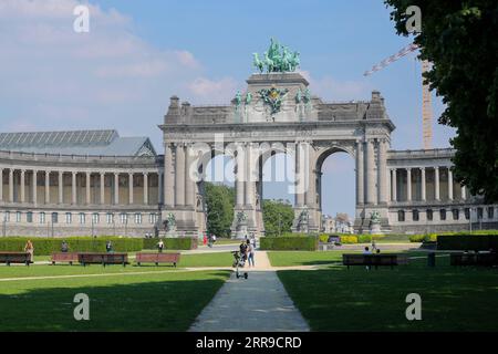 210609 -- BRÜSSEL, 9. Juni 2021 -- Menschen werden am 9. Juni 2021 im Park des fünfzigsten Jahrestages in Brüssel, Belgien, gesehen. Der Sommerplan Belgiens ist am Mittwoch in Kraft getreten. Das Gastgewerbe darf von 5.00 Uhr bis 23.30 Uhr wieder Innenbereiche öffnen. Der Beratende Ausschuss in Belgien hat am 4. Juni neue Reiseregeln und Entspannungspläne vereinbart, um den Menschen die sichere Reise für ihren Sommerurlaub zu ermöglichen. BELGIEN-BRÜSSEL-COVID-19-SOMMERPLAN ZhengxHuansong PUBLICATIONxNOTxINxCHN Stockfoto