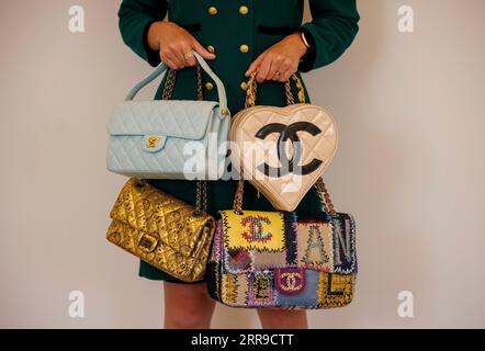 London, Großbritannien. September 2023. AV-Auswahl an Chanel-Taschen, die im Verkauf stehen. Bonhams ist darauf vorbereitet, die Welt von Chanel ins Rampenlicht zu rücken. Anlässlich der Eröffnung der Ausstellung V&AÕs Gabrielle Chanel Fashion Manifesto ist Bonhams Knightsbridge Gastgeber der Art of Luxury: Chanel, deren zweiter Londoner Verkauf der Handwerkskunst von Chanel gewidmet ist. Der Online-Verkauf am 11-21. September wird luxuriöse Artikel aus dem Maison umfassen, darunter Taschen, Schmuck und eine Auswahl an Haute Couture, die alle in Handarbeit im Chanel Atelier gefertigt werden. Quelle: Mark Thomas/Alamy Live News Stockfoto