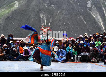 210610 -- LHASA, 10. Juni 2021 -- Ein buddhistischer Mönch spielt Cham-Tanz im Kloster Drigung in Lhasa, Südwestchinas Autonome Region Tibet, 9. Juni 2021. Der Cham-Tanz ist ein maskiertes und kostümiertes Ritual, das von tibetischen buddhistischen Mönchen durchgeführt wird. CHINA-TIBET-LHASA-DRIGUNG KLOSTER-CHAM TANZ CN CHOGO PUBLICATIONXNOTXINXCHN Stockfoto