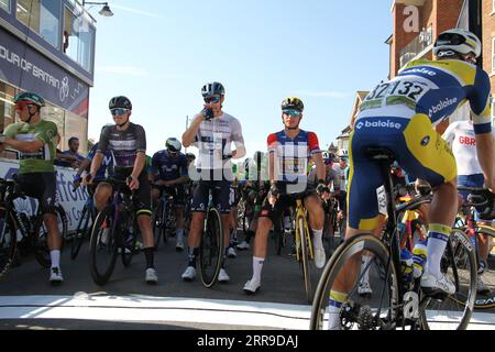 Felixstowe, Großbritannien. September 2023. Die fünfte Etappe der Tour of Britain beginnt und endet in Felixstowe. Olav Kooij, der auf Rekordniveau mit Jumbo Visma unterwegs ist, will fünf Etappensiege auf der Strecke erringen. Danny van Poppel trägt das Points-Trikot, James Fouché das King of the Mountains-Trikot, Casper van Uden das beste junge Fahrertrikot und der Rennleiter Olav Kooij steht auf der Startlinie. Radio: Eastern Views/Alamy Live News Stockfoto