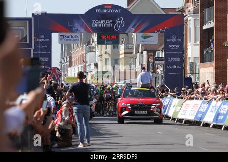 Felixstowe, Großbritannien. September 2023. Die fünfte Etappe der Tour of Britain beginnt und endet in Felixstowe. Olav Kooij, der auf Rekordniveau mit Jumbo Visma unterwegs ist, will fünf Etappensiege auf der Strecke erringen. Das Rennen beginnt zu Beginn der 192 km langen Strecke um Suffolk. Radio: Eastern Views/Alamy Live News Stockfoto