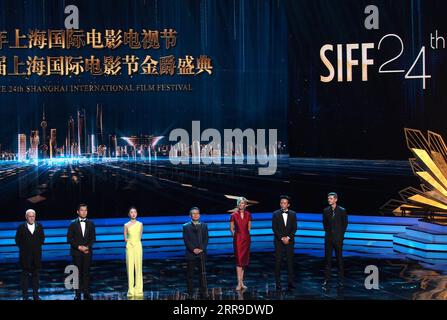 210612 -- SHANGHAI, 12. Juni 2021 -- Jurymitglieder der diesjährigen Golden Goblet Awards werden beim 24. Shanghai International Film Festival im ostchinesischen Shanghai am 11. Juni 2021 gesehen. Das 24. Shanghai International Film Festival SIFF eröffnete am Freitagabend in Shanghai. Das Festival, das bis zum 20. Juni stattfinden wird, wurde unter regelmäßigen Maßnahmen zur Prävention und Bekämpfung von Epidemien eröffnet. Mehr als 400 in- und ausländische Filme werden auf der Veranstaltung gezeigt, darunter 73 Uraufführungen, so der Veranstalter. CHINA-SHANGHAI-INT L FILM FESTIVAL-OPENING CN RENXLONG PUBLICATIONXNOTXINXCHN Stockfoto