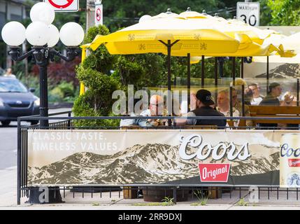 210611 -- TORONTO, 11. Juni 2021 -- Kunden essen am 11. Juni 2021 im Außenbereich eines Restaurants in Toronto, Ontario, Kanada. Ontario trat am Freitag in Schritt eins seines Wiedereröffnungsplans ein, in dem Geschäfte und Restaurants vor Kunden wimmelten, als die Provinz einige ihrer COVID-19-Beschränkungen zum ersten Mal seit Monaten aufhob. Foto von /Xinhua CANADA-ONTARIO-COVID-19-REOPENING ZouxZheng PUBLICATIONxNOTxINxCHN Stockfoto