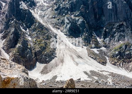 Eisgletscher und Seen in der Kinner Kailash Mountain Range des Oberen Himalaya, Himachal Pradesh, Indien. Stockfoto