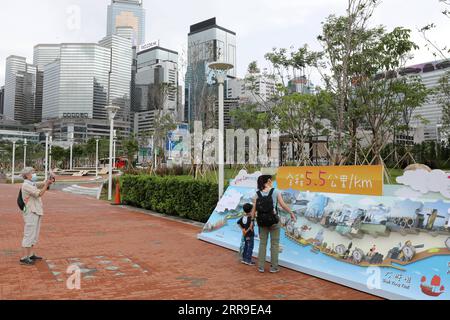 210612 -- HONG KONG, 12. Juni 2021 -- Touristen werden in der Victoria Bay in Hong Kong, Südchina, 12. Juni 2021 gesehen. Die Menschen in Hongkong haben begonnen, das Dragon Boat Festival zu feiern, das dieses Jahr am 14. Juni stattfindet. DAZU: Feature: Hong Kong Menschen freuen sich auf langfristige Stabilität, Wohlstand in festlicher Stimmung CHINA-HONG KONG-DRAGON BOAT FESTIVAL CN WuxXiaochu PUBLICATIONxNOTxINxCHN Stockfoto