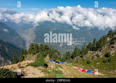 Kinnaur District's atemberaubende Täler und Berge am Basislager von Kinner Kailash Yatra, Ganesh Park, mit Schlammheimen und Camping Zelten in H Stockfoto