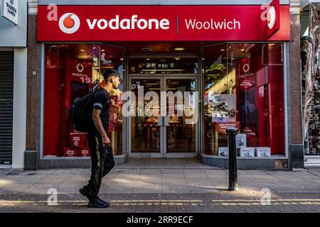 London, Großbritannien. August 2023. Die Leute gehen am Vodafone Store-Logo vorbei. Vodafone Group plc ist ein britisches multinationales Telekommunikationsunternehmen mit eingetragenem Firmensitz und Hauptsitz befinden sich in Newbury, Berkshire, England, in London (Foto: May James | SOPA Images/SIPA USA) Credit: SIPA USA/Alamy Live News Stockfoto