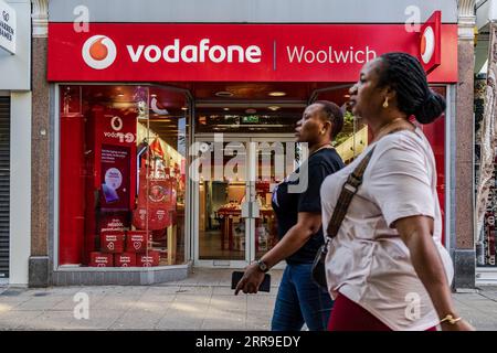 London, Großbritannien. August 2023. Die Leute gehen am Vodafone Store-Logo vorbei. Vodafone Group plc ist ein britisches multinationales Telekommunikationsunternehmen mit eingetragenem Firmensitz und Hauptsitz befinden sich in Newbury, Berkshire, England, in London (Foto: May James | SOPA Images/SIPA USA) Credit: SIPA USA/Alamy Live News Stockfoto