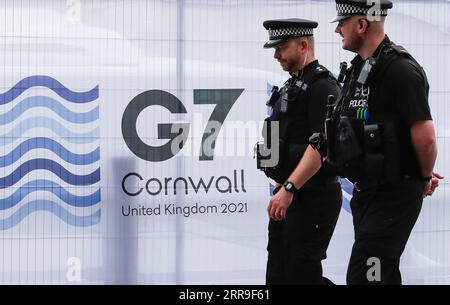 210613 -- CORNWALL, 13. Juni 2021 -- Polizeibeamte patrouillieren am 11. Juni 2021 vor dem G7-Medienzentrum in Falmouth, Cornwall, Großbritannien. ZU DEN XINHUA-SCHLAGZEILEN VOM 13. JUNI 2021 GROSSBRITANNIEN-CORNWALL-G7-GIPFEL HANXYAN PUBLICATIONXNOTXINXCHN Stockfoto