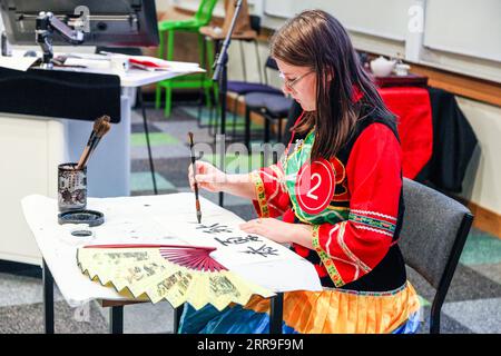 210614 -- CHRISTCHURCH, 14. Juni 2021 -- Ein Kandidat schreibt chinesische Kalligraphie während des Chinese Bridge Chinese Proficiency Competition 2021 in Christchurch, Neuseeland, 13. Juni 2021. ZU GEHEN MIT: Feature: Crosstalk, Comedy-Duos in Kiwi Students Chinese Eficiency Competition Foto von /Xinhua NEUSEELAND-CHRISTCHURCH-CHINESISCHE KULTUR LixXiaogang PUBLICATIONxNOTxINxCHN Stockfoto