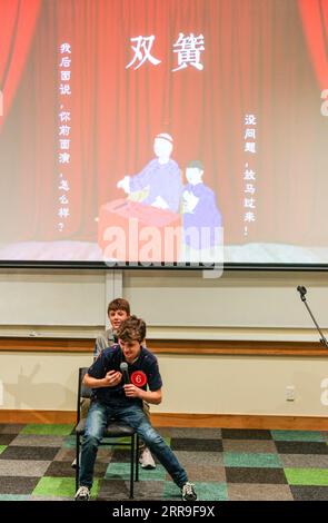 210614 -- CHRISTCHURCH, 14. Juni 2021 -- die Teilnehmer spielen den chinesischen Doppelakt, auch bekannt als Comedy-Duo oder Shuanghuang auf Chinesisch, während des Chinese Bridge Chinese Proficiency Competition 2021 in Christchurch, Neuseeland, 13. Juni 2021. ZU GEHEN MIT: Feature: Crosstalk, Comedy-Duos in Kiwi Students Chinese Eficiency Competition Foto von /Xinhua NEUSEELAND-CHRISTCHURCH-CHINESISCHE KULTUR LixXiaogang PUBLICATIONxNOTxINxCHN Stockfoto