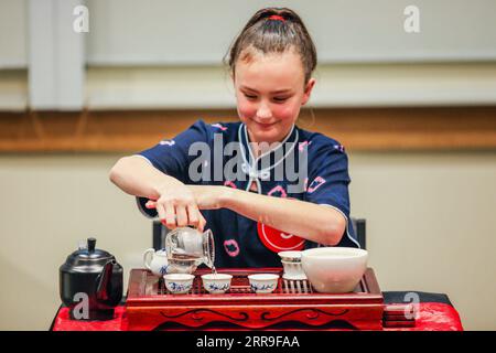 210614 -- CHRISTCHURCH, 14. Juni 2021 -- Ein Teilnehmer führt Teekunst während des Chinese Bridge Chinese Proficiency Competition 2021 in Christchurch, Neuseeland, 13. Juni 2021 durch. ZU GEHEN MIT: Feature: Crosstalk, Comedy-Duos in Kiwi Students Chinese Eficiency Competition Foto von /Xinhua NEUSEELAND-CHRISTCHURCH-CHINESISCHE KULTUR LixXiaogang PUBLICATIONxNOTxINxCHN Stockfoto