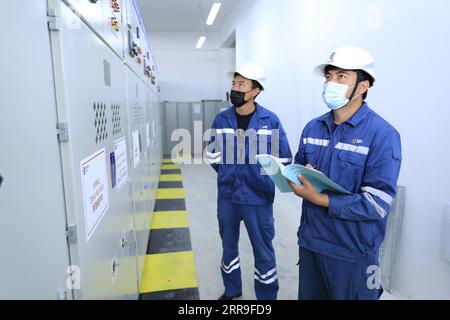 210614 -- NUR-SULTAN, 14. Juni 2021 -- Mitarbeiter patrouillieren in einer Umspannstation von Zentralasiens größtem Windpark, der von einer chinesischen Firma in der Nähe der Stadt Zhanatas in der Region Zhambyl, Kasachstan, am 24. Mai 2021 gebaut wurde. ZUR Ausstattung: Zentralasiens größter Windpark, der von einem chinesischen Unternehmen gebaut wurde, um 1 Mio. kasachische Häuser zu versorgen Foto: /Xinhua KASACHSTAN-ZHANATAS-WINDPARK-CHINESISCHE FIRMA KalizhanxOspanov PUBLICATIONxNOTxINxCHN Stockfoto