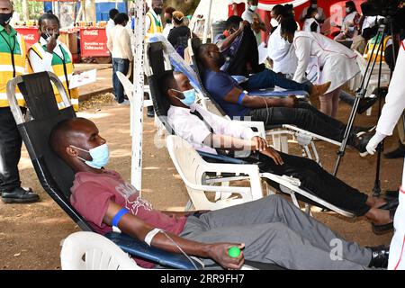 News Bilder des Tages 210614 -- NAIROBI, 14. Juni 2021 -- Menschen spenden Blut in Nairobi, Kenia, 14. Juni 2021. Am Montag findet der Weltblutspendetag statt. Foto von /Xinhua KENYA-NAIROBI-WORLD BLOOD DONOR DAY FredxMutune PUBLICATIONxNOTxINxCHN Stockfoto