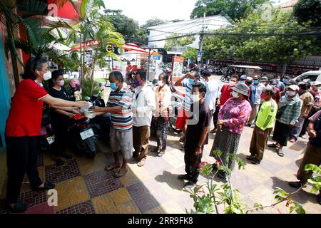 210614 -- PHNOM PENH, 14. Juni 2021 -- Yu Ming 1st L, der chinesische Besitzer des Bubble Tea Shops, sehen Sie, verteilt kostenlose Zongzi und Mahlzeiten an die Menschen in Phnom Penh, Kambodscha, 14. Juni 2021. ZUM MITNEHMEN: Feature: Chinesisches Restaurant in Phnom Penh teilt Zongzi mit KAMBODSCHANERN anlässlich des Dragon Boat Festivals Foto von /Xinhua CAMBODIA-PHNOM PENH-DRAGON BOAT FESTIVAL-FREE ZONGZI Sovannara PUBLICATIONxNOTxINxCHN Stockfoto