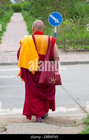 Ulan Bator, Mongolei - Juli 31 2018: Buddhistischer Mönch auf dem Weg zum Gandantegchinlen Kloster (Mongolisch: Гандантэгчинлэн хийд, Gandantegchinlen khiid, sho Stockfoto