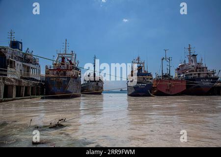 210614 -- ISTANBUL, 14. Juni 2021 -- Foto vom 11. Juni 2021 zeigt Schleim, bekannt als Seeschmuck im Marmarameer vor Istanbul, Türkei. Die Türkei hat sich darauf vorbereitet, die Schleimhaut zu bekämpfen, die das Marmarameer in der dicht besiedelten Industrieregion des Landes heimgesucht hat. Foto von /Xinhua TURKEY-ISTANBUL-MUCILAGE-CLEANUP OsmanxOrsal PUBLICATIONxNOTxINxCHN Stockfoto