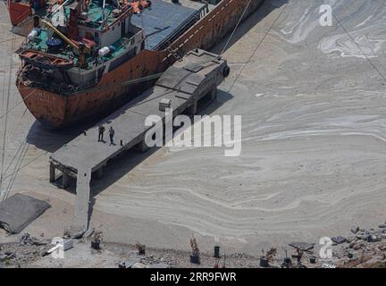 210614 -- ISTANBUL, 14. Juni 2021 -- Foto vom 11. Juni 2021 zeigt Schleim, bekannt als Seeschmuck im Marmarameer vor Istanbul, Türkei. Die Türkei hat sich darauf vorbereitet, die Schleimhaut zu bekämpfen, die das Marmarameer in der dicht besiedelten Industrieregion des Landes heimgesucht hat. Foto von /Xinhua TURKEY-ISTANBUL-MUCILAGE-CLEANUP OsmanxOrsal PUBLICATIONxNOTxINxCHN Stockfoto