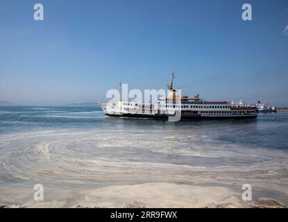 210614 -- ISTANBUL, 14. Juni 2021 -- Foto vom 11. Juni 2021 zeigt Schleim, bekannt als Seeschmuck im Marmarameer vor Istanbul, Türkei. Die Türkei hat sich darauf vorbereitet, die Schleimhaut zu bekämpfen, die das Marmarameer in der dicht besiedelten Industrieregion des Landes heimgesucht hat. Foto von /Xinhua TURKEY-ISTANBUL-MUCILAGE-CLEANUP OsmanxOrsal PUBLICATIONxNOTxINxCHN Stockfoto