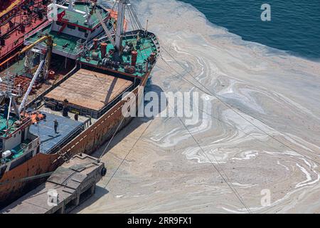 210614 -- ISTANBUL, 14. Juni 2021 -- Foto vom 11. Juni 2021 zeigt Schleim, bekannt als Seeschmuck im Marmarameer vor Istanbul, Türkei. Die Türkei hat sich darauf vorbereitet, die Schleimhaut zu bekämpfen, die das Marmarameer in der dicht besiedelten Industrieregion des Landes heimgesucht hat. Foto von /Xinhua TURKEY-ISTANBUL-MUCILAGE-CLEANUP OsmanxOrsal PUBLICATIONxNOTxINxCHN Stockfoto