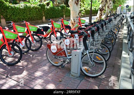 Pedale und elektrische Leihfahrräder auf den Straßen von Sevilla in Spanien. Stockfoto