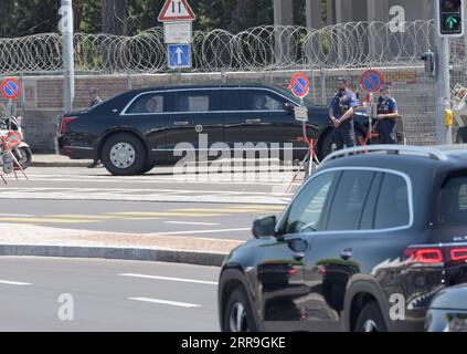 210616 -- GENF, 16. Juni 2021 -- die Flotte des US-Präsidenten Joe Biden kommt am Ort des US-Russland-Gipfels in Genf, Schweiz, am 16. Juni 2021 an. US-Präsident Joe Biden und sein russischer Amtskollege Wladimir Putin trafen sich am Mittwoch in der Villa La Grange in Genf, der ersten Begegnung der beiden Staats- und Regierungschefs seit dem Amtsantritt der Regierung Biden am 20. Januar. SCHWEIZ-GENF-BIDEN-PUTIN-TREFFEN GuoxChen PUBLICATIONxNOTxINxCHN Stockfoto