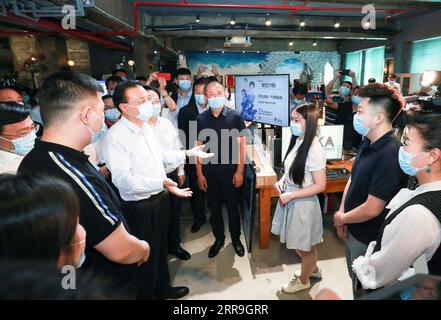 210616 -- CHANGCHUN, 16. Juni 2021 -- der chinesische Ministerpräsident Li Keqiang, ebenfalls Mitglied des Ständigen Ausschusses des Politischen Büros des Zentralkomitees der Kommunistischen Partei Chinas, besucht Ferry Innovation Works in Changchun, nordöstliche Provinz Jilin, am 16. Juni 2021. Li machte von Dienstag bis Mittwoch eine Inspektionsreise zu den Städten Songyuan und Changchun in der nordöstlichen chinesischen Provinz Jilin. CHINA-JILIN-CHANGCHUN-LI KEQIANG-INSPEKTIONSTOUR CN PANGXXINGLEI PUBLICATIONXNOTXINXCHN Stockfoto