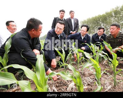 210616 -- CHANGCHUN, 16. Juni 2021 -- der chinesische Ministerpräsident Li Keqiang, ebenfalls Mitglied des Ständigen Ausschusses des Politischen Büros des Zentralkomitees der Kommunistischen Partei Chinas, besucht Ackerland in der Stadt Songyuan, nordöstliche Provinz Jilin, am 15. Juni 2021. Li machte von Dienstag bis Mittwoch eine Inspektionsreise zu den Städten Songyuan und Changchun in der nordöstlichen chinesischen Provinz Jilin. CHINA-JILIN-CHANGCHUN-LI KEQIANG-INSPEKTIONSTOUR CN PANGXXINGLEI PUBLICATIONXNOTXINXCHN Stockfoto