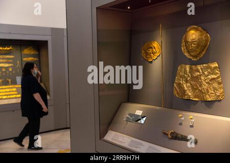 210617 -- ATHEN, 17. Juni 2021 -- A Visiter Views Exponate im National Archaeological Museum in Athen, Griechenland, 7. Juni 2021. Die imposante goldene Maske von Agamemnon begrüßt Besucher im National Archaeological Museum hier und hebt sich unter anderem vom königlichen Friedhof der antiken Stadt Mykene auf der Halbinsel Peloponnes aus dem 16. Jahrhundert v. Chr. ab. ZUM Interview: Altgriechische goldene Totenmasken von Mykene sind immer noch im Mysterium verschlungen, sagt der Archäologe GRIECHENLAND-ATHEN-GOLDENE MASKEN-NATIONALES ARCHÄOLOGISCHES MUSEUM MariosxLolos PUBLICATIONxNOTxINxCHN Stockfoto