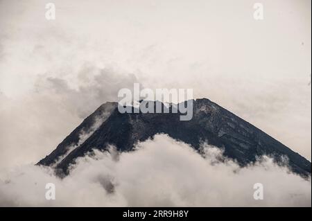 210617 -- YOGYAKARTA, 17. Juni 2021 -- das Foto vom 17. Juni 2021 zeigt Rauch, der vom Mount Merapi aus gesehen wird, wie er aus Kaliurang im Bezirk Sleman, Yogyakarta, Indonesien, stammt. Foto: /Xinhua INDONESIA-YOGYAKARTA-MOUNT MERAPI Supriyanto PUBLICATIONxNOTxINxCHN Stockfoto