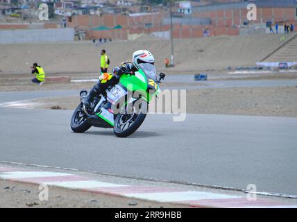Lima, Peru 2023. Unbekannte Piloten, die an der Motopark Santa Rosa CHAMPIONSHIP in Lima, Peru teilnehmen. Stockfoto
