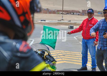 Lima, Peru 2023. Startflagge bei der Motopark Santa Rosa CHAMPIONSHIP. Stockfoto