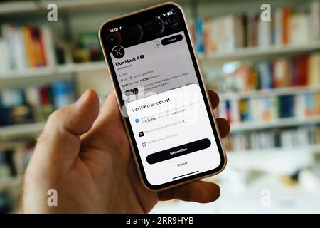 Hamburg, Deutschland - 24. Juli 2023: Männlicher Handnutzer des sozialen Netzwerks mit Elon Musk neues X verifiziertes Konto seit 3000 v. Chr. Stockfoto