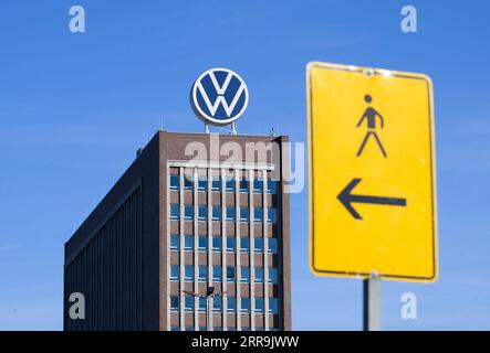 Wolfsburg, Deutschland. September 2023. Ein Fußgängerschild steht in Sichtweite des Hochhauses der Marke im Hauptwerk von Volkswagen. Quelle: Julian Stratenschulte/dpa/Alamy Live News Stockfoto