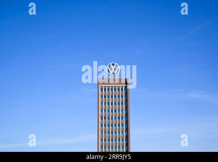 Wolfsburg, Deutschland. September 2023. Das VW-Logo befindet sich auf dem Markenturm im Hauptwerk von Volkswagen. Quelle: Julian Stratenschulte/dpa/Alamy Live News Stockfoto