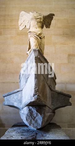 Der geflügelte Sieg von Samothrake oder der Nike von Samothrake. Ausgestellt im Louvre Museum in Paris, an der Spitze der Haupttreppe, seit 1884 Stockfoto